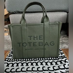 MARC JACOBS The Leather Medium Tote Bag – Forest